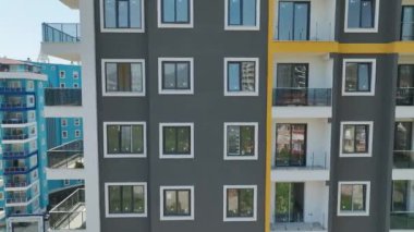 İnşaat alanındaki ilerlemeyi makineler, işçiler ve pencere kurulumu ile askıya al.