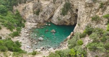 Bir kızın el değmemiş bir adada yalnızlığı kucaklayıp, sıcak yaz günlerinde kırmızı bir bikiniyle gök mavisi suların güzelliğinin tadını çıkarmasını tecrübe etmek..