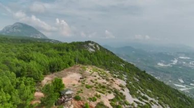 Korkusuz kıza katılın zorlu dağ yollarında ve manzaralı ormanlık alanlarda ATV yolculuğuna çıkarken hepsi büyüleyici 4K detaylarıyla yakalandı..