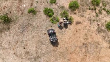 Korkusuz bir kız olarak dört tekerli bisikletin heyecanını tecrübe edin zorlu dağ yollarını ve sık ormanları keşfedin, hepsi büyüleyici 4K çözünürlükte yakalanır..