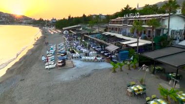 Gün batımında Akdeniz kıyısında Alanya Limanı 'nda yuva yapmış büyük bir yolcu gemisinin ihtişamını görün..