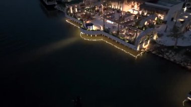 Türkiye 'nin Belek kentindeki elit bir otelin büyüleyici gece panoramasını izleyin. 4K hava görüntülerinde görüldü..