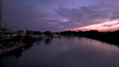 Türkiye 'nin Belek kentindeki lüks bir otelin gece vakti lüks sahnesini keşfedin, el değmemiş 4K hava görüntüleriyle ele geçirildi..