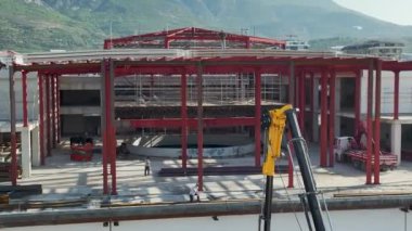 Ticari kompleks bir inşaat projesinde çelik yapılar çatıya yükselirken hassasiyeti tecrübe edin..