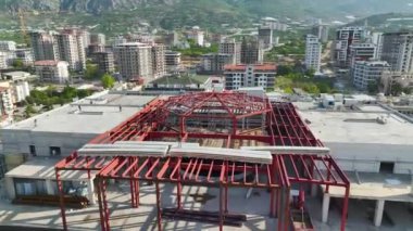 Metal bileşenler 4K 'da bir alışveriş merkezinin inşası sırasında kaldırılırken kusursuz çatı kurulumu deneyimi.