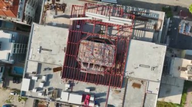 Metal yapılar 4K berraklığında bir perakende merkezinin çatısına yükselirken, kusursuz inşaat standartlarına hayret ediliyor..