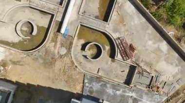 Akdeniz yakınlarındaki evlerin dönüşümünü tecrübe edin, ön cephe yenilemeleri, havuz tesisatları ve peyzaj düzenlemeleri.