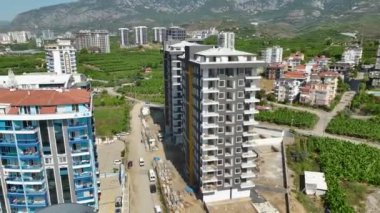 Ön cephe yenileme, havuz tesisatı ve ortak alanların güzelleştirilmesi ile okyanus manzaralı evler inşa edilmesini izle.