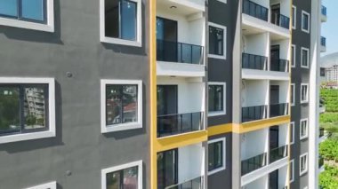 Ön cephe geliştirmeleri, havuz inşaatı ve çevre düzenlemesi de dahil olmak üzere kıyı arazilerinin gelişimini araştırın..