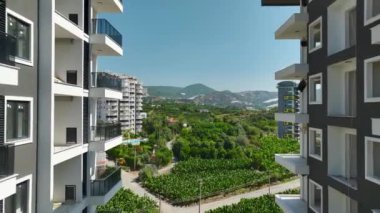 Dış cephe iyileştirmeleri, havuz inşası ve ortak açık alanlarda geliştirmeler de dahil olmak üzere bir kıyı yaşam kompleksinin gelişimine bakın.