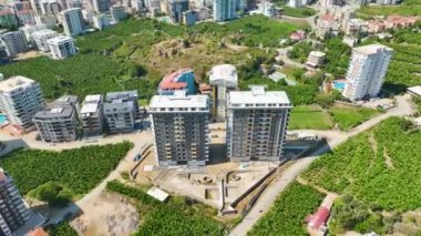 Ön cepheler, havuzlar ve karmaşık zeminler çarpıcı 4K detaylarıyla geliştirildikçe sahil ev inşaatını tecrübe edin..