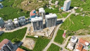 Dış mekan, havuz ve ortak alanlar 4K 'da genişletilirken sahil kenarındaki ev binalarını keşfedin.