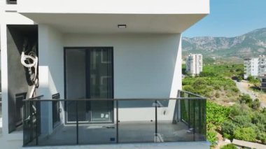 Ön cephe, havuz ve çevre bölgeler olarak sahil mülkiyet gelişimine tanık olunuyor..