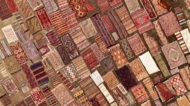 Kırsal Türkiye 'nin harikalarına hayret eden İHA, manzaraya renk katan el yapımı halıların güzelliğini yakalıyor..