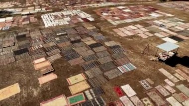 Türkiye 'nin kırsal kesiminin sanatını takdir edin. İnsansız hava aracı el yapımı halıların güzelliğini yakalıyor. Çekiciliğiyle görkemli tarlaları süslüyor..