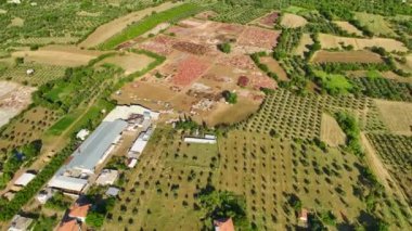 Halı fabrikasında el yapımı başyapıtların canlandığı havadan çekilmiş bir videoyla hindilerin otantik sanatını sergilemek..