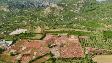 Hindilerin eşsiz halılarının havadan bir bakışı vasıtasıyla hayranlık uyandıran şablonlar, hassasiyet ve özenle hazırlanmış..