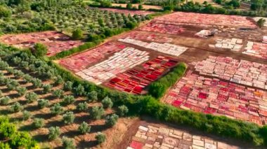 Gökyüzünde deneyim sanatı, doğal ihtişam ile geleneği harmanlayan, el yapımı halılardan oluşan bir gökyüzü gösterisi..