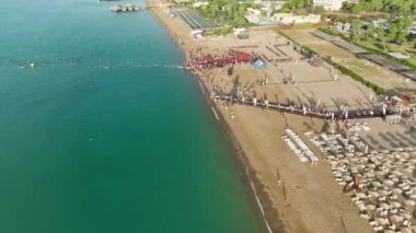 Dayanıklılığa bakın: 4K triatlon sekansındaki sporcular - yüzme, bisiklet ve Akdeniz tarafından çalıştırılan.