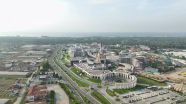 4K 'da yukarıdaki triatlonu deneyin: sporcular Akdeniz' in deniz, yol ve kaldırımlarını fethetti.