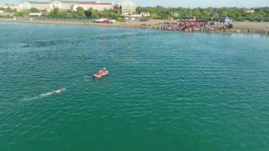 Sporcuların karayı ve denizi fethettiğine tanık olun. Akdeniz güzelliğinde koşma, yüzme ve bisiklete binme konusundaki hünerlerini sergiliyorlar..