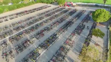 4K 'da sporcuların akıntıya meydan okumasını, koşmayı, yüzmeyi ve Akdeniz' in uçsuz bucaksız güzelliğinde bisiklet sürmeyi öğrenmelerini izleyin..