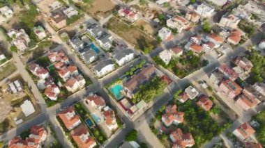 Triatlonun esaslarına dalın: sürat, sıçrama ve adım, hepsi 4K hava kameramızın gözetimi altında..