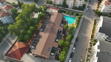 Gün batımından şafağa kadar süren mücadelede triatletleri izleyin, yukarıdan 4K 'lık çarpıcı bir çekimle yakalandılar..