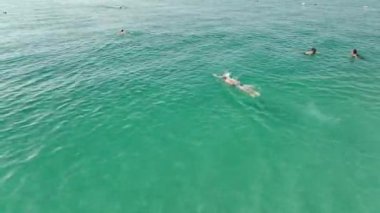 Sporcuların doğaları gereği 4K ile yüzleştiği triatlon gücünde serbest bırakılmış elementleri tecrübe edin..