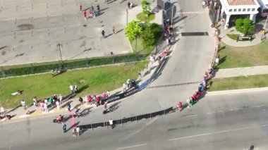 Cesaret ve zafer serüvenine katılın triatletler en büyük meydan okumayla yüzleşirken, yukarıdan büyüleyici 4K ile yakalandılar..