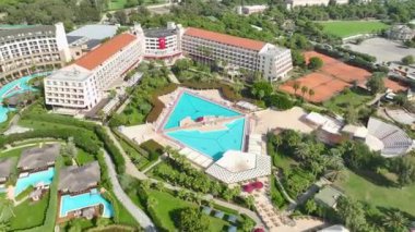 Olağanüstü sporcuların macerasına katılın. Bir triatlona katılın. Kalbi ve ruhu test eden bir triatlon..