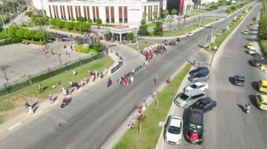 Dalgalar, tekerlekler ve irade gücü muhteşem bir triatlon yarışmasında bir araya geliyor..