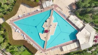 Zorlu bir triatlonun elementlerine karşı yarışan sporcular, şaşırtıcı 4K 'daki yeteneklerini sergiliyorlar..