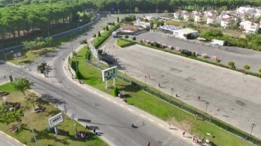 Triatlonun acı gerçekliğini tecrübe edin: Koşu, yüzme, hayatta kalma, hepsi canlı gibi 4K detaylarıyla yakalanmış..