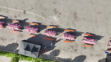 Su, pist ve yolda ustalaşma triatlonunu takip et. Hepsi de göz kamaştırıcı 4K berraklığında..