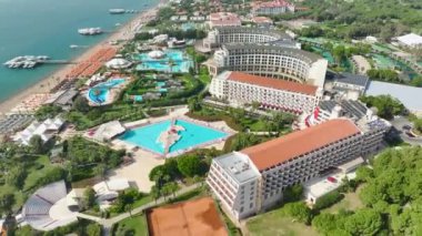 Triatlonun özünü keşfedin, akıl, beden ve doğa bir araya gelir, güzel 4K görseller içinde yakalanır..