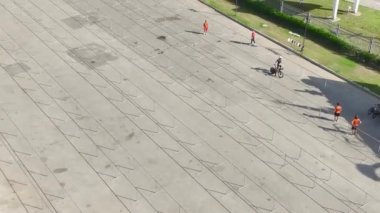 İnsan limitlerinin ötesindeki keşif gezisine katılın, triatletler 4K 'lık zorlu bir yolda mücadele ediyorlar..