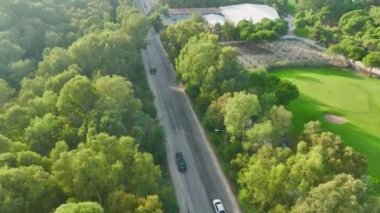 Sakin sulardan engebeli patikalara doğru bir triatlon macerası yolculuğunu takip et, güzel bir şekilde 4K berraklığında yakalanmış..