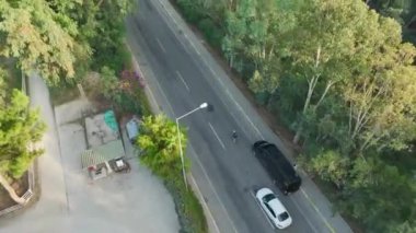 Bir triatlonun terini, cesaretini ve ihtişamını tecrübe edin. 4K videosunun detaylarını ve derinliğini yakalayın..