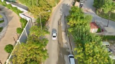 Hızlı koşu, bisiklet ve yüzme senfonisine tanık olun. Hepsi 4K detaylarıyla uyumlu bir triatlon müsabakası..