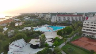 Rahatlamanın doruk noktasını keşfetmek için Beleks 'in en lüks tatil beldelerinde 4K' lık bir hava turu gerçekleştirin..