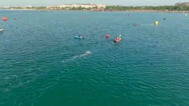 Triatloncular en zorlu triatlon aşamalarıyla baş ederken, en güçlü ruh ve dayanıklılık testini yaşayın. 4K ile yakalandılar..