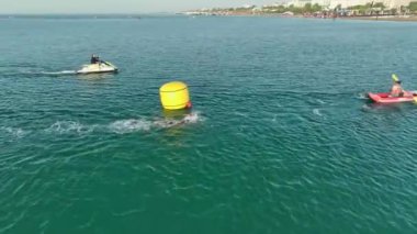 Triatlonları en iyi şekilde tecrübe edin, sporcular koşuyor, yüzüyor ve 4K 'daki en büyük dayanıklılık testinden sağ çıkıyorlar..