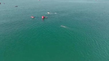 Şahit sporcular engelleri aşıyor ve çığır açan bir triatlon müsabakasında sınırların ötesine geçiyorlar..