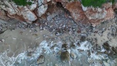 Boş bir sahil boyunca huzurlu bir şekilde yürüyen bir aileyi seyredin, neşe dolu 4K 'ları engin, el değmemiş kumları vurguluyor..