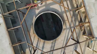 Modern gelişim sanatına tanık olun, evlerin zengin bir altyapı ağının ortasında yükseldiği, hepsi de çarpıcı 4K ile yakalanan.