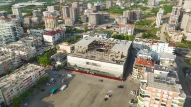 4K berraklığında hareketli sokaklar ve altyapı mucizeleri içinde evler ortaya çıkarken konut alanlarının açığa çıkışını araştırın.