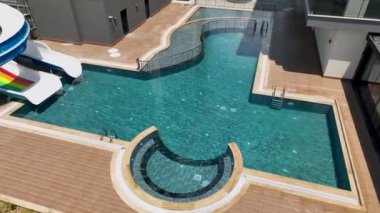 Ayrıntılı 4K hava manzaralı modern bir topluluğun doğuşunu yakalamak için planlardan sokaklara olan yolculuğu takip edin..