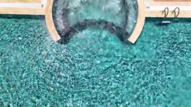 Yeni havuzun sakin sularını, yukarıdan canlı 4K ile sergilenen prestijli bir yerleşim alanı içinde tecrübe edin..