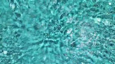 Mavili bir senfoninin ortaya çıkışını izleyin. Havadaki 4K 'da yakalanan elit bir kompleksin uyumlu yeni havuz tasarımını izleyin..